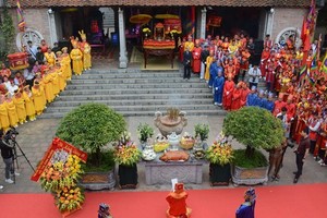 An incense offering at Ba Trieu Temple (Photo: SGGP)