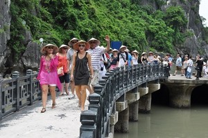 Foreign tourists visit Vietnam. (Photo: SGGP)
