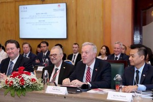 USABC President and CEO Ted Osius (second from right) speaks at the meeting on March 21. (Photo: VNA)