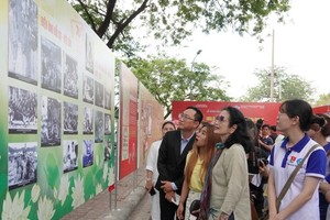 Actress Tra Giang visits the exhibition. (Photo: SGGP)