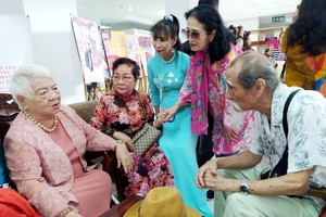 Director Xuan Phuong (L) and veteran artists at the meeting (Photo: SGGP)