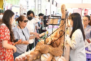 Visitors learn about the types of bread at the festival. (Photo: SGGP)