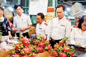 nspectors from the city’s Food Safety Management Board check food safety at a booth in a market in Thu Duc Agricultural Wholesale Market. (Photo: SGGP)