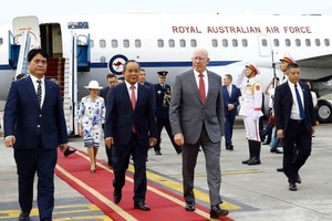 Chairman of the Presidential Office of Vietnam Le Khanh Hai receives Australian Governor-General David Hurley. (Photo: SGGP)