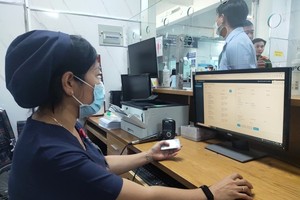 The software pilot program for residence declaration is launched in Nguyen Tri Phuong Hospital. (Photo: SGGP)