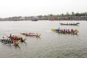 Traditional boat race marks birth anniversary of late Party General Secretary Le Duan. (Photo: SGGP)