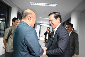 Vice Mayor of Vientiane, Mr. Phoukhong Bannavong (L) receives Chairman HCMC People’s Committee Phan Van Mai. (Photo: SGGP)