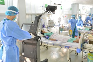 Doctors care for Covid-19 patients. (Photo: SGGP)