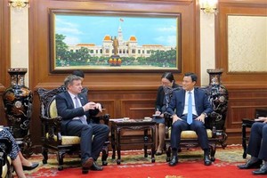 Vice chairman of Ho Chi Minh City People’s Committee Bui Xuan Cuong on April 20 received Regional Representative for Asia - Pacific of the International Organisation of La Francophonie (OIF) in Hanoi Edgar Doerig. (Photo: VNA)