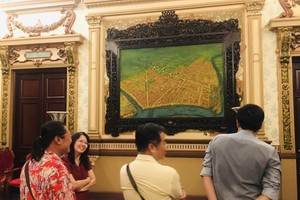  delegation of representatives of competent departments and travel firms implement a survey of the sightseeing tour of the HCMC People's Committee headquarters building on April 22. (Photo: SGGP)