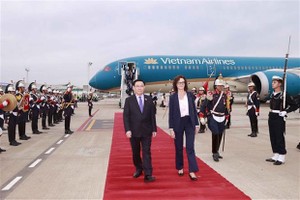 NA Chairman Vuong Dinh Hue is welcomed at the Ministro Pistarini International Airport in Buenos Aires. (Photo: VNA)