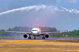 The first flight carrying more than 170 passengers arrives at Can Tho Airport on April 25. (Photo: SGGP)