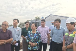 A supervision delegation of the HCMC People’s Council led by Chairwoman of the municipal People’s Council Nguyen Thi Le monitors the progress of the construction project of Long Kieng Bridge in Nha Be District on April 26. (Photo: SGGP)