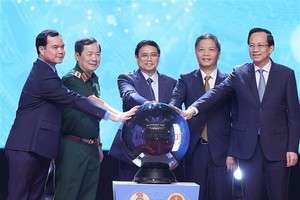 Prime Minister Pham Minh Chinh (C) and delegates launch the Action Month on Occupational Safety and Hygiene and the Month for Workers in 2023. (Photo: VNA)
