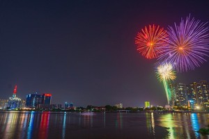  high-range firework display is set off from the tunnel crossing the Saigon River (Thu Thiem tunnel) in Thu Duc City on April 30. (Photo: SGGP)