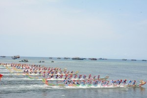 Tu Linh traditional boat race takes place on Ly Son Island in Quang Ngai Province on April 30. (Photo: SGGP)