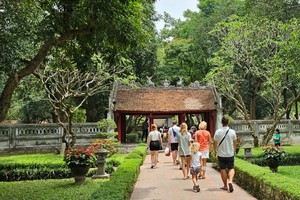 Foreign tourists visit Van Mieu-Quoc Tu Giam (Temple of Literature). (Photo: SGGP)