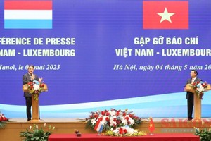 Prime Minister Pham Minh Chinh (R) and his Luxembourg counterpart Xavier Bettel attend talks in Hanoi on May 4. (Photo: SGGP)