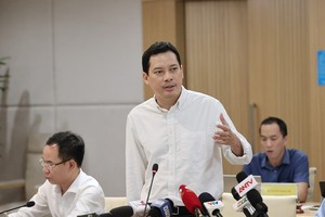 Head of the Authority of Broadcasting and Electronic Information under the Ministry of Information and Communications, Le Quang Tu Do speaks at the meeting. (Photo: SGGP)