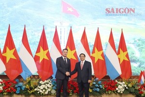 Prime Minister Pham Minh Chinh (R) and his Luxembourg counterpart Xavier Bettel (Photo: SGGP)