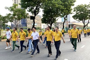 District 4's leaders and delegates join the charity walk. (Photo: SGGP)