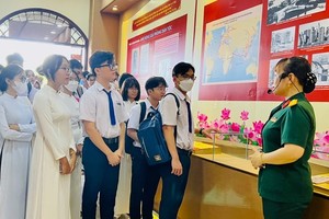 Students attend the exhibition on the life and glorious revolutionary career of President Ho Chi Minh in Can Tho City on May 10. (Photo: SGGP)