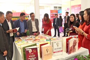 Visitors attend the opening ceremony of an exhibition celebrating the 133rd anniversary of President Ho Chi Minh's birthday in Da Lat City on May 18. (Photo: SGGP)