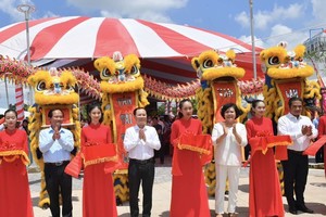 Vice Chairman of the HCMC Party Committee Nguyen Van Hieu (2nd, L) attends the inauguration ceremony for Hoc Mon Ecotourism Park on May 18. (Photo: SGGP)