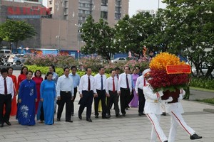 HCMC Party Committee Secretary Nguyen Van Nen (C) leads a delegation of leaders of the City to offer incense and flowers to pay tribute to the late Presidents Ho Chi Minh. (Photo: SGGP)