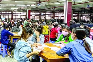 Pou Yuen Vietnam Company has a meeting on agreements about the termination of the labor contract with 4,445 workers on May 20.