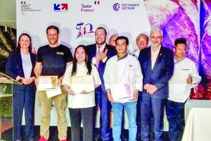 Winners of the baguette-making contest (Photo: SGGP)