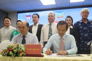 The Unions of Friendship Organizations of HCMC and Suoi Tien Cultural Tourism Joint Stock Company sign a people-to-people cooperation agreement on May 24. (Photo: SGGP)