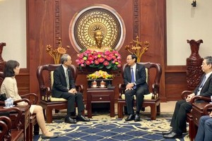 Secretary of the HCMC Party Committee Nguyen Van Nen (R) receives Consul General of Japan to HCMC Ono Masuo. (Photo: SGGP)
