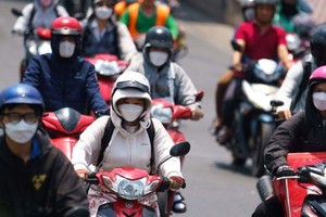 People are advised to take extra precautions such as wearing protective clothing, hats, and sunglasses, as well as ensuring hydration for the body. (Photo: SGGP)