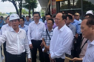 Vice Secretary of the HCMC Party Committee Nguyen Ho Hai (2nd, R) conducts supervision on the progress of the construction project of National Highway 50 in Binh Chanh District on May 24. (Photo: SGGP)