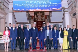 Vice Chairman of the municipal People's Council Nguyen Van Dung (sixth, from left) receives Jan Bartosek (fifth, from left), Vice Chairman of the Chamber of Deputies of the Parliament of the Czech Republic on May 25. (Photo: VNA)