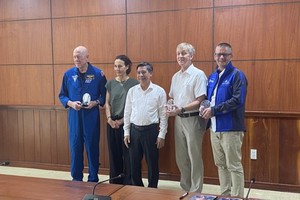 Leader of Hau Giang Province offers gifts to NASA astronauts. (Photo: SGGP)