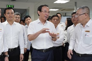 Secretary of the HCMC Party Committee Nguyen Van Nen talks with EVNHCMC's leaders. (Photo: SGGP)