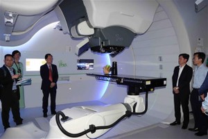 Representatives from the Central Military Hospital 108 learn about the radiation model at Particle Therapy Interuniversity Center Leuven (ParTICLe) of the University Hospitals Leuven. (Photo: VNA)