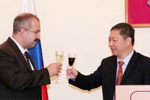 Vice Chairman of HCMC People's Council, Duong Anh Duc (R) expresses his congratulations to Russian Consul General in HCMC Sadykov Timur Sirozhevich. (Photo: TTXVN)