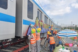 Workers use strong solvents for cleaning stains on the wagon. (Photo: SGGP)
