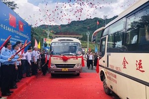 The international road passenger transport route between the Mu La Thang border gate in Vietnam’s Lai Chau province and the Jin Shuihe border gate in China’s Yunnan province has been opened to traffic. (Photo: VNA)