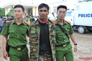 One of the suspects is arrested. (Photo: CAND)