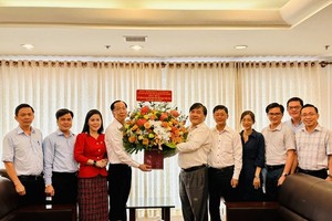 Head of the Internal Affairs Committee of the HCMC Party Committee Le Thanh Liem (4th, L) visits the editorial office of Vietnam News Agency (VNA) in HCMC on June 16. (Photo: SGGP)