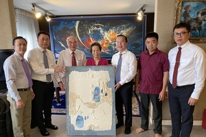 Head of the Propaganda and Education Board of the City Party Committee Phan Nguyen Nhu Khue received the artworks. (Photo: SGGP)