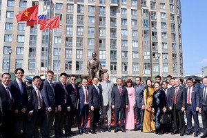 A delegation of HCMC high-ranking officials led by Secretary of the HCMC Party Committee Nguyen Van Nen attends an inauguration ceremony of President Ho Chi Minh’s monument in Saint Petersburg, Russia on June 30. (Photo: SGGP)