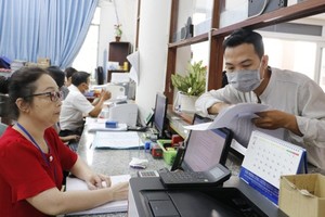Civil servants of Binh Hung Hoa A ward in Binh Tan District solve the people's documents. (Photo: SGGP)