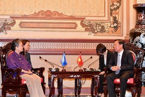 Chairman of the HCMC People’s Committee Phan Van Mai receives Ms. Armida Salsiah Alisjahbana, Under-Secretary-General of the United Nations and Executive Secretary of the Economic and Social Commission for Asia and the Pacific (ESCAP) on July 5. (Photo: SGGP)