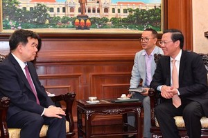 Chairman of the HCMC People’s Committee Phan Van Mai (R) receives Mr. Shin Choong II, the newly-appointed Consul General of the Republic of Korea (ROK) in HCMC on July 13. (Photo: SGGP)