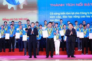 167 outstanding workers and engineers presented with the Nguyen Duc Canh Award (Photo: VNA)